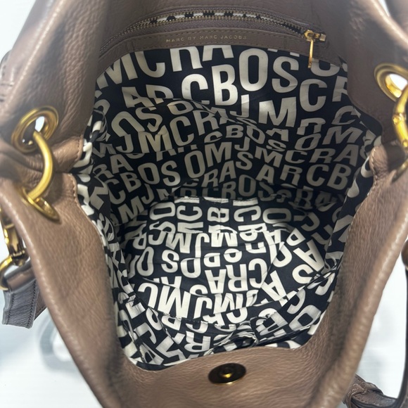 Marc Jacobs Classic Q Hiller Tan Leather Hobo Bag - Picture 11 of 13